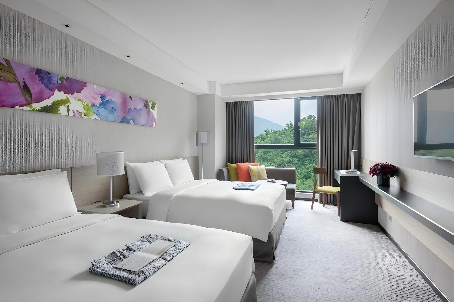 Chambre double moderne avec vue sur la nature au Lakeshore Hotel Suao
