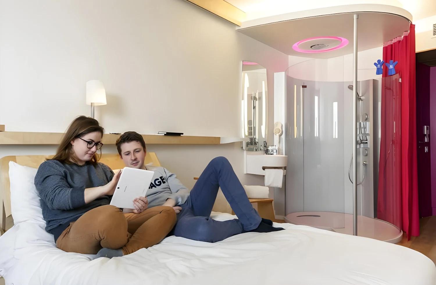 Chambre confortable avec douche au Nomad Le Havre