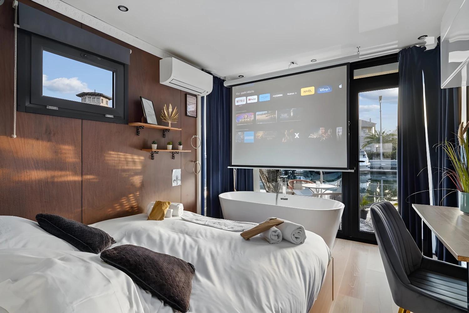 Chambre avec écran de projection à L'Escale Royale Fréjus