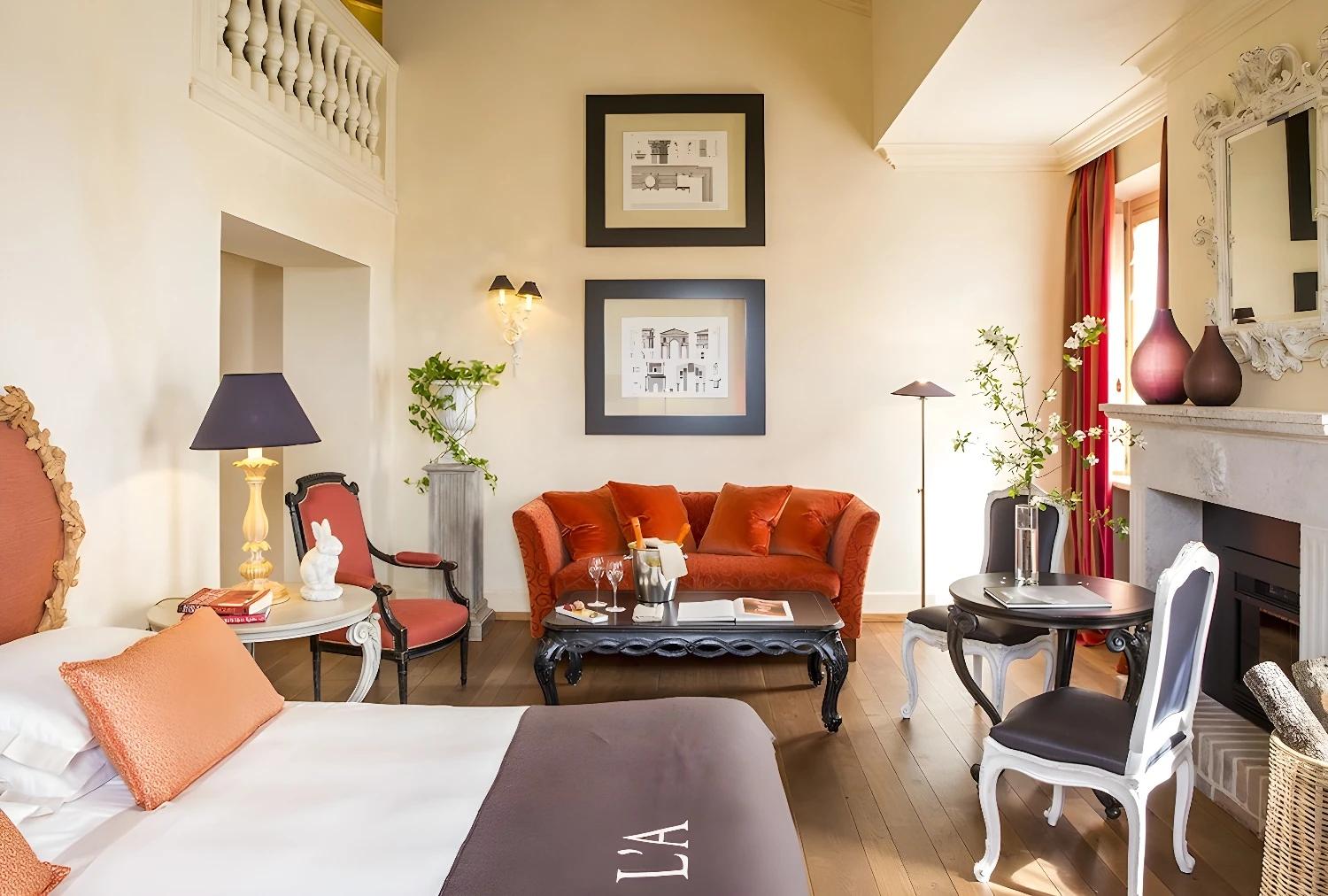 Chambre élégante à L'Andana Resort avec canapé et décoration raffinée.