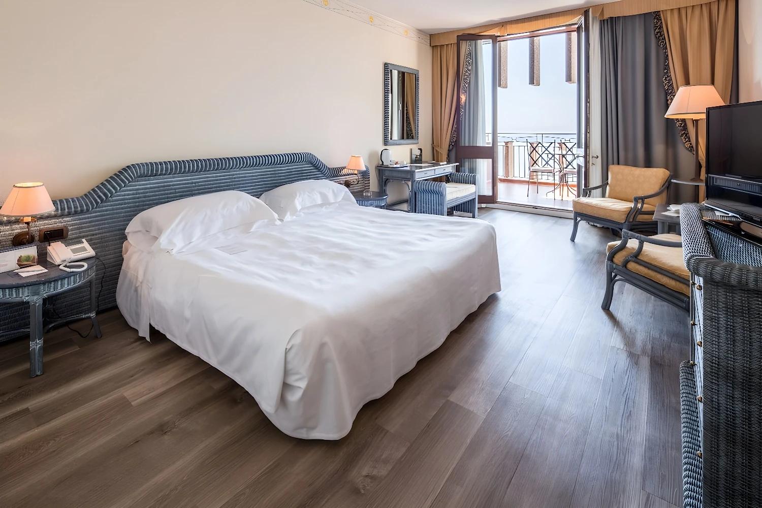 Chambre élégante à Unahotels Capotaormina avec balcon