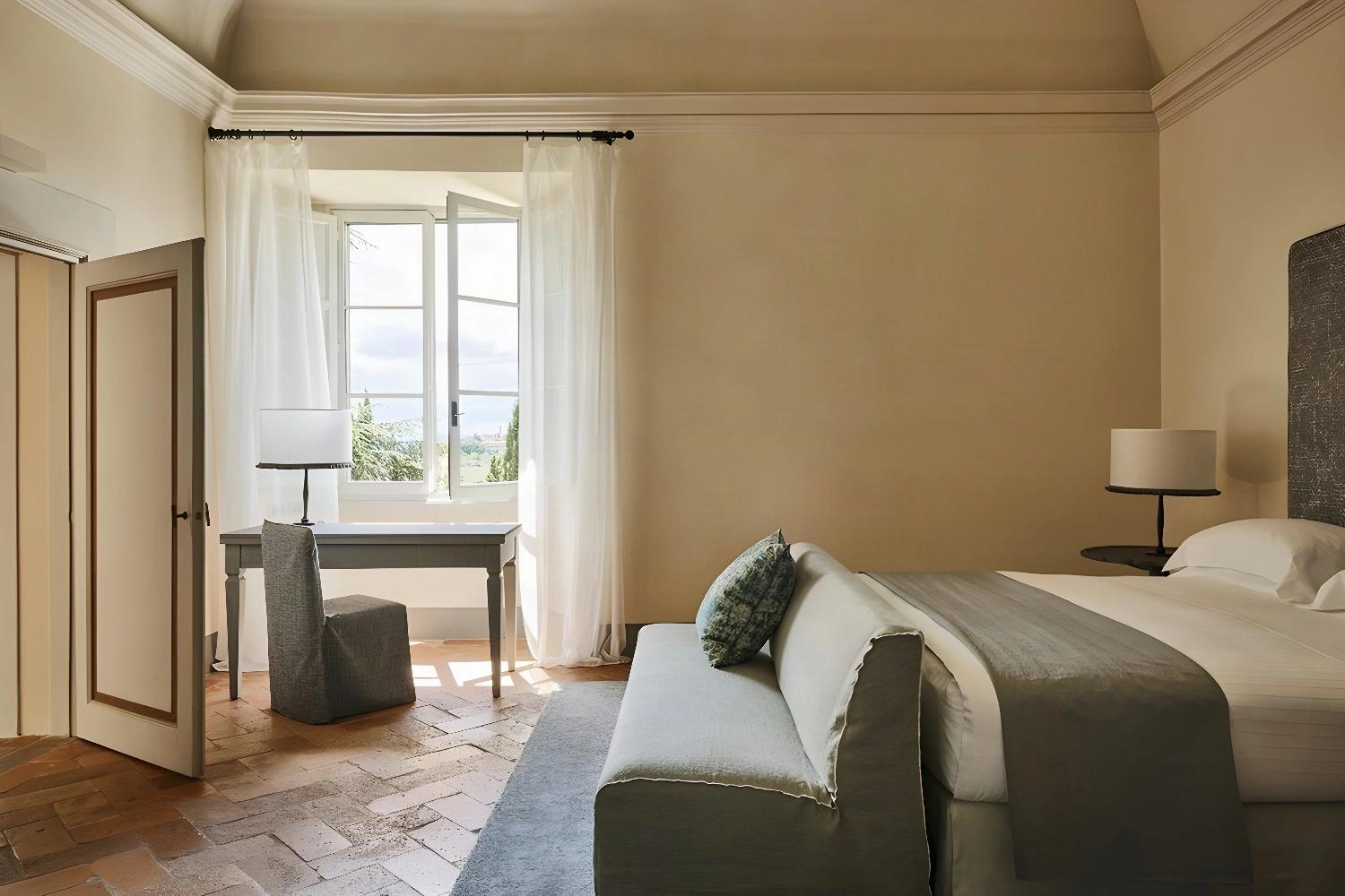 Chambre élégante du COMO Castello del Nero avec vue sur le jardin
