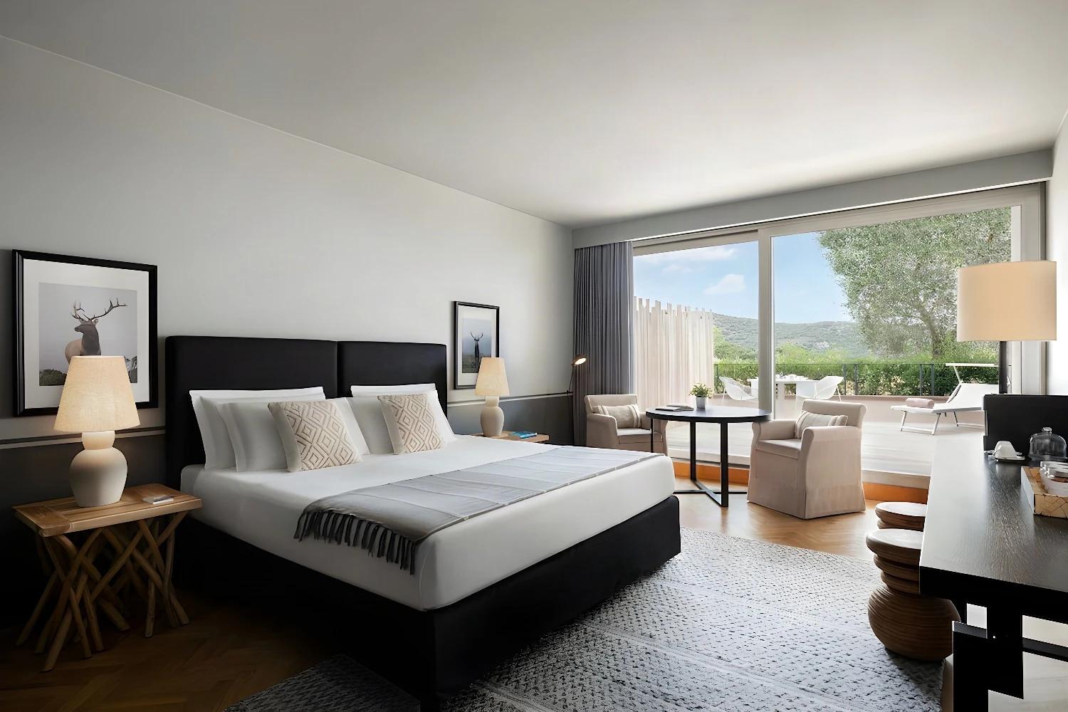 Chambre élégante à l'Argentario Golf Resort & Spa avec vue sur le jardin.