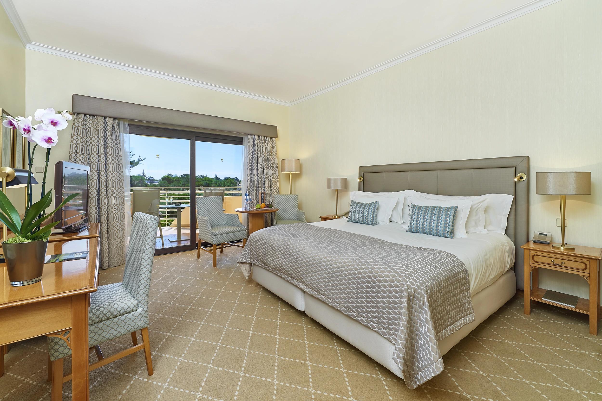 Chambre élégante avec vue sur le balcon à l'Hotel Quinta Do Lago.