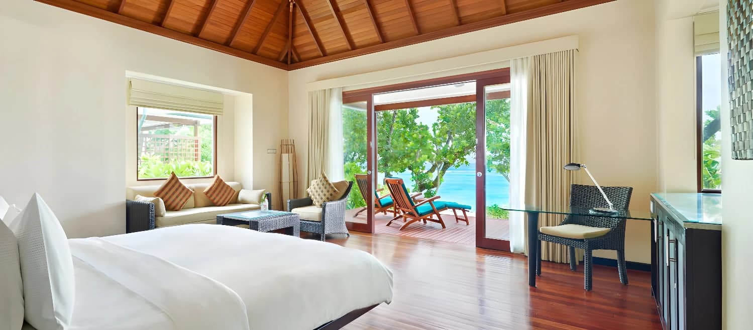 Chambre spacieuse avec vue sur la mer au Hilton Seychelles Labriz Resort Spa.