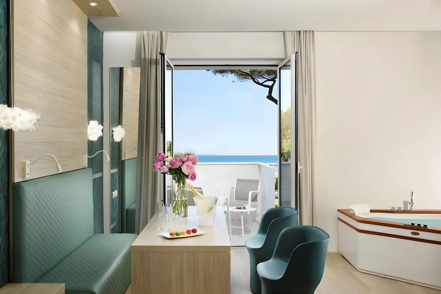 Chambre avec jacuzzi et vue sur la mer au The Sense Experience Resort