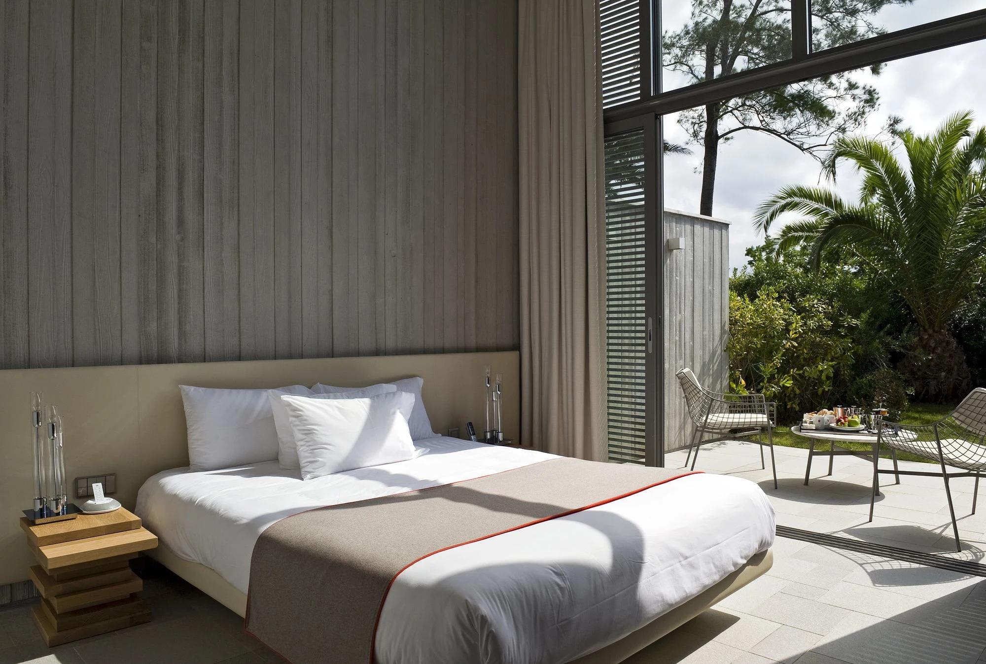 Chambre lumineuse avec vue sur le jardin au Sezz Saint-Tropez.