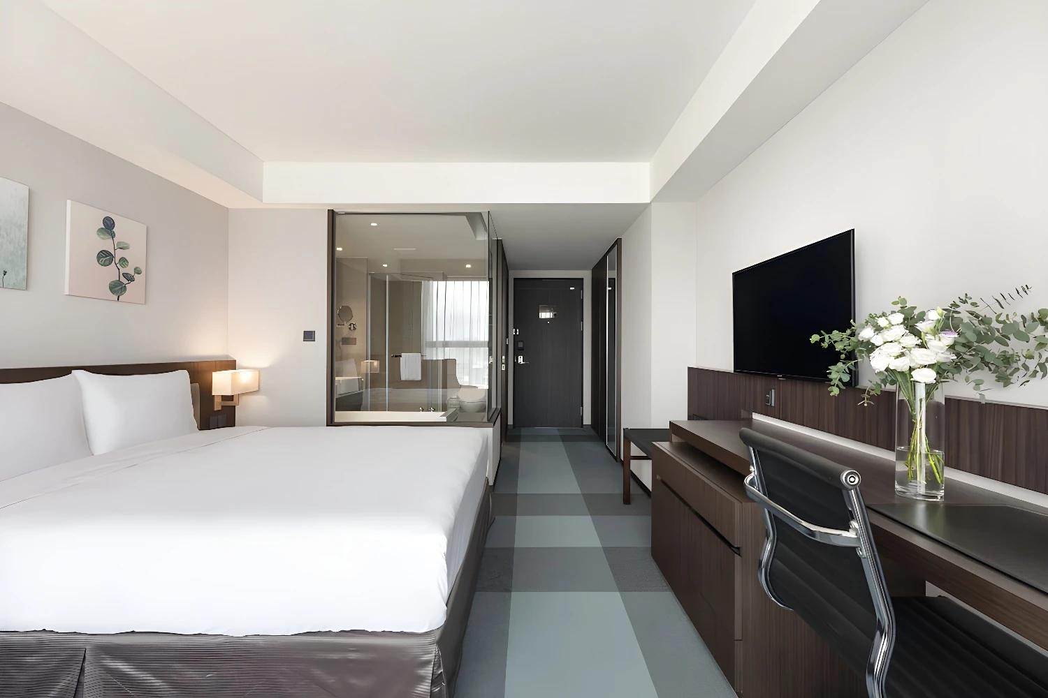Chambre spacieuse avec lit king size au Lakeshore Hotel Tainan.