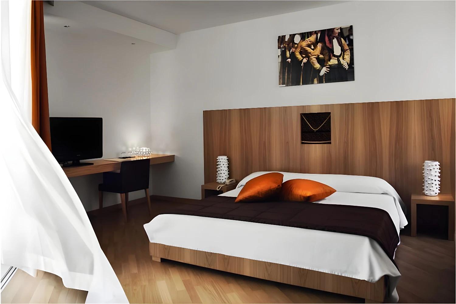 Chambre moderne et élégante au Lanthia Resort avec décoration en bois.
