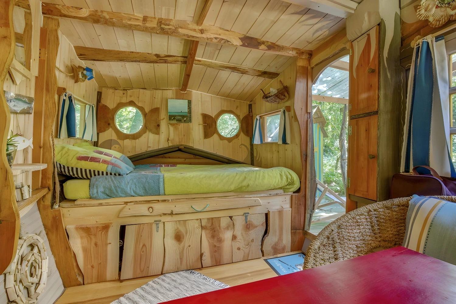 Chambre du P'tit Gris des Moulins avec lit en bois
