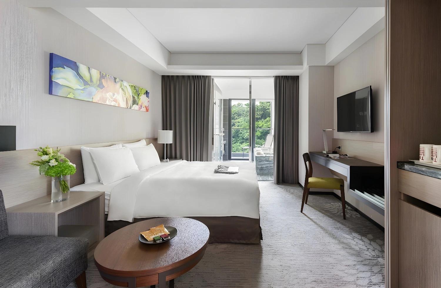 Chambre avec lit king-size et décoration élégante au Lakeshore Hotel Suao