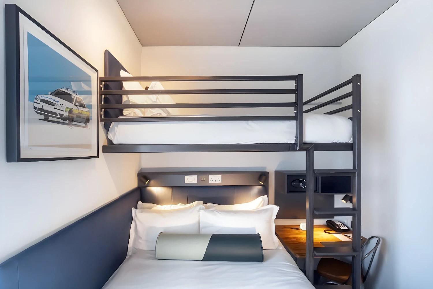 Chambre avec lits superposés à l'hôtel The Hendrick