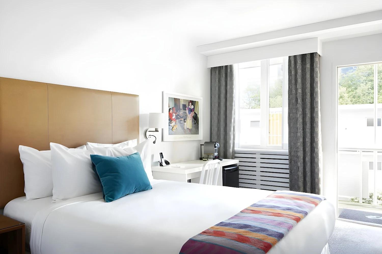 Chambre lumineuse avec lit confortable à l'hôtel The Burrard.