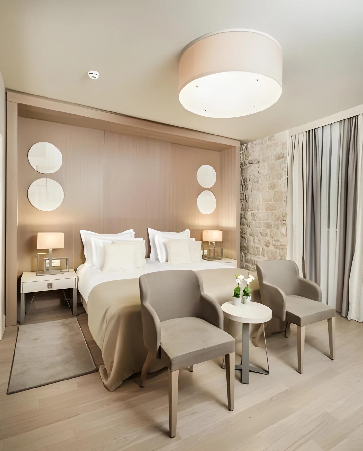 Chambre lumineuse avec fauteuils à l'Art Hotel Kalelarga.