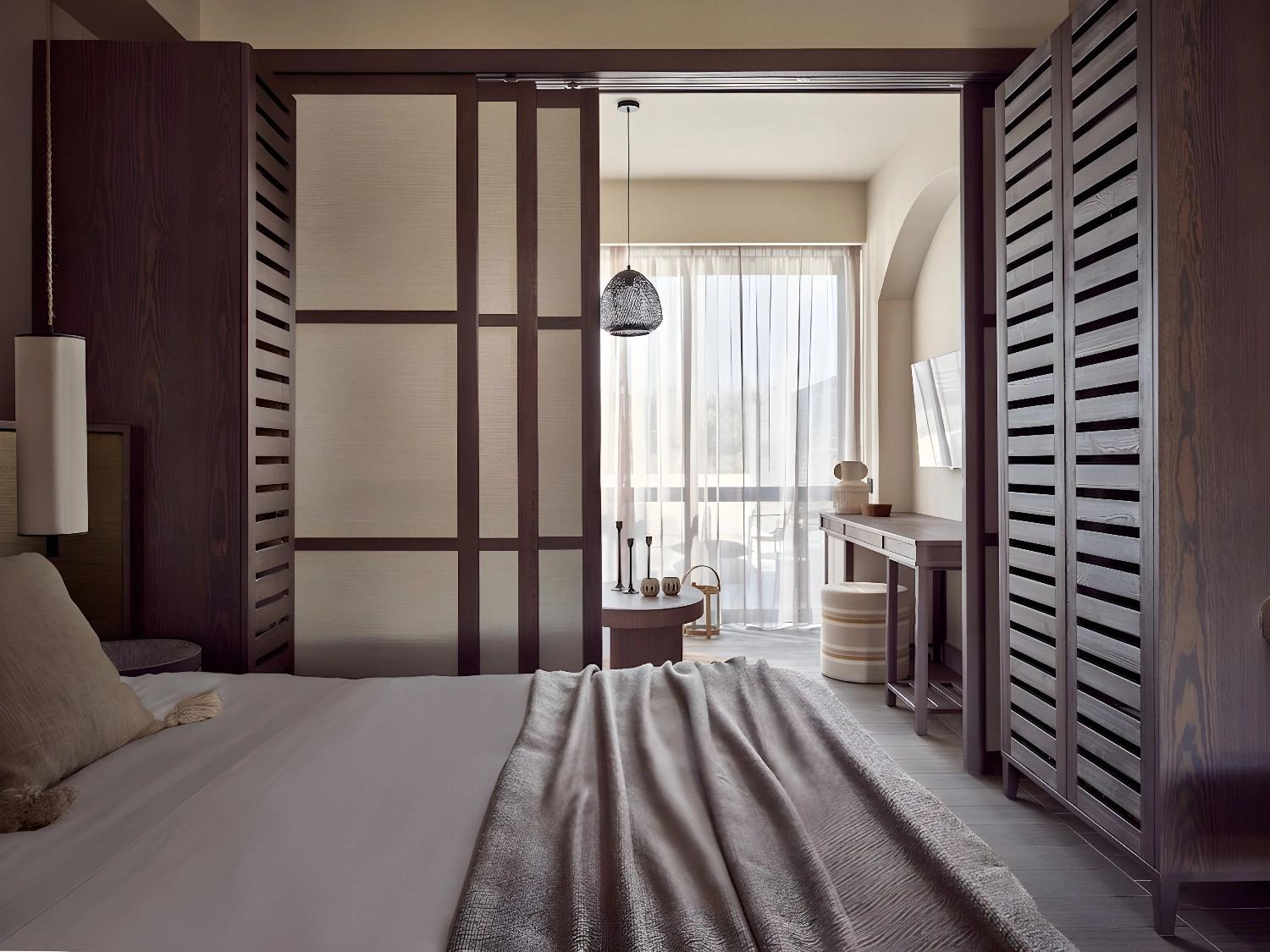 Chambre lumineuse avec décoration moderne au Numo Ierapetra Beach Resort Crete, Curio Collection by Hilton