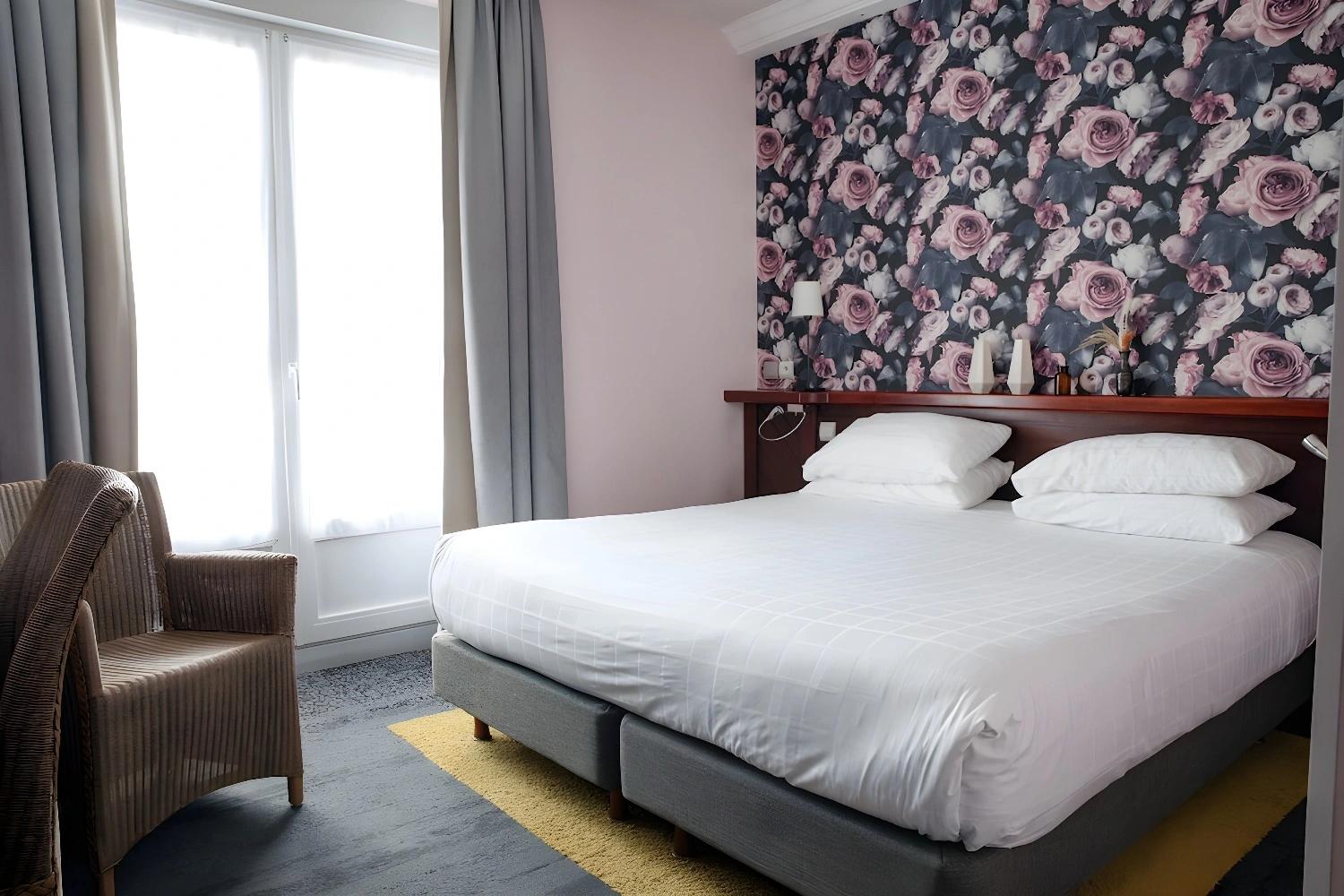 Chambre lumineuse avec lit double à l'hôtel La Villefromoy.