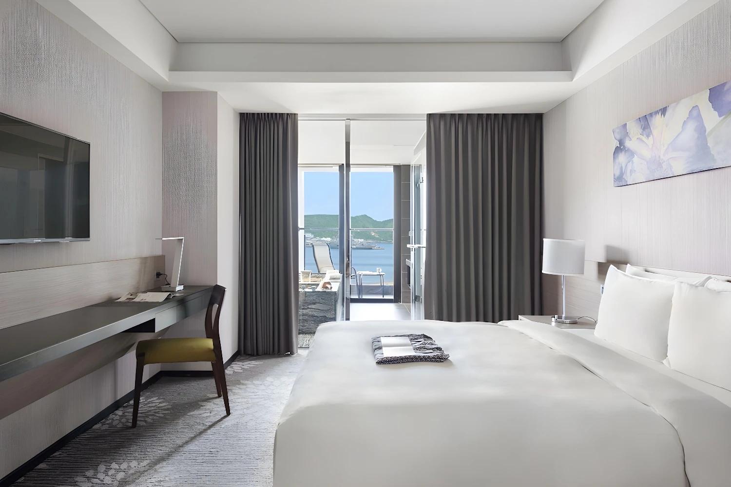 Chambre lumineuse avec vue sur la mer au Lakeshore Hotel Suao