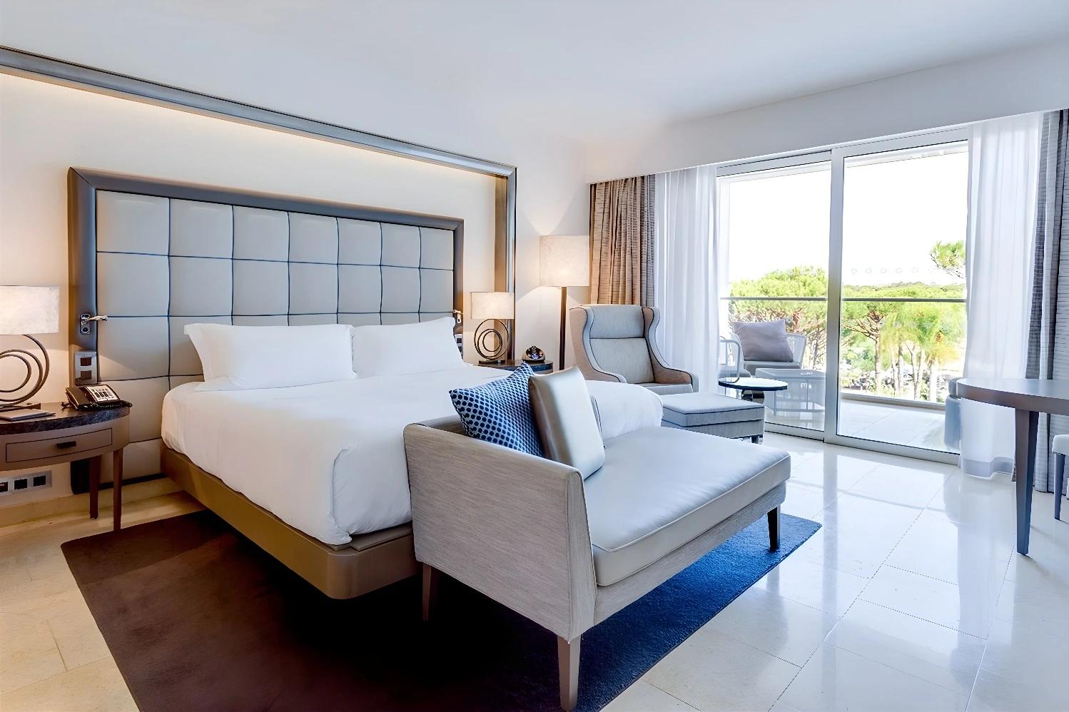 Chambre luxueuse avec lit king size au Conrad Algarve