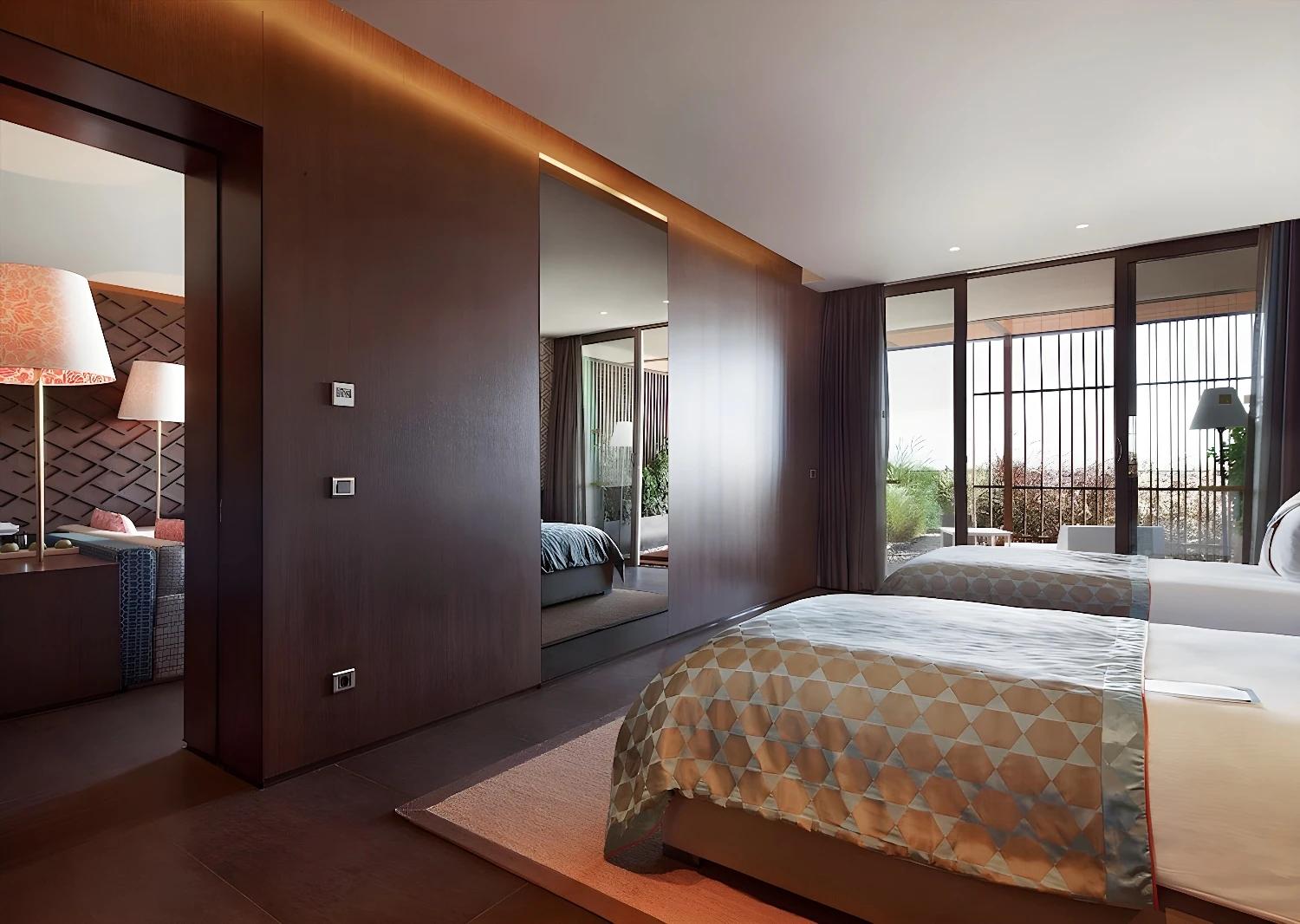 Chambre élégante au Maxx Royal Kemer Resort avec vue sur le balcon.