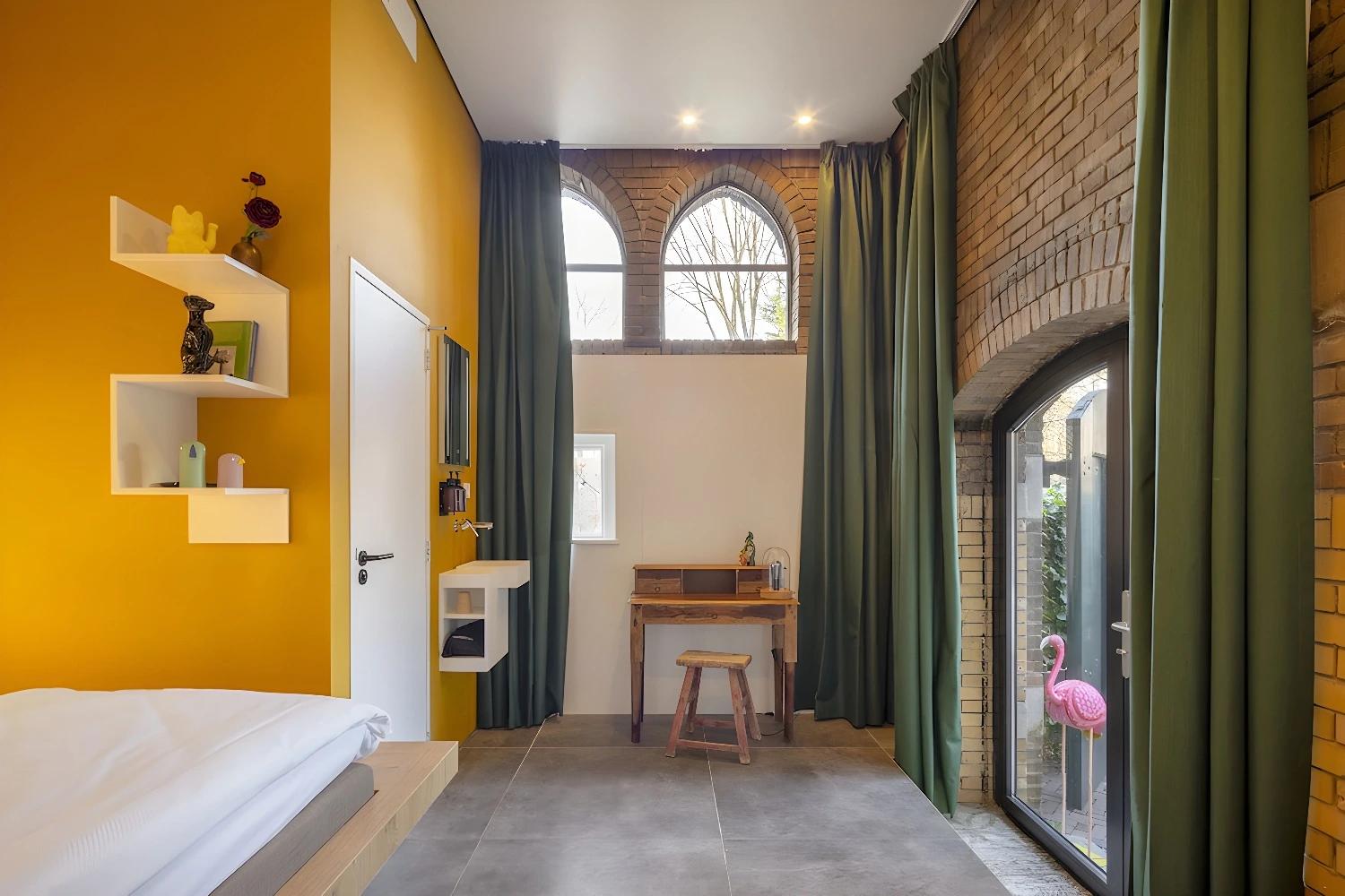 Chambre lumineuse avec décoration moderne au Bunk Hotel Amsterdam.
