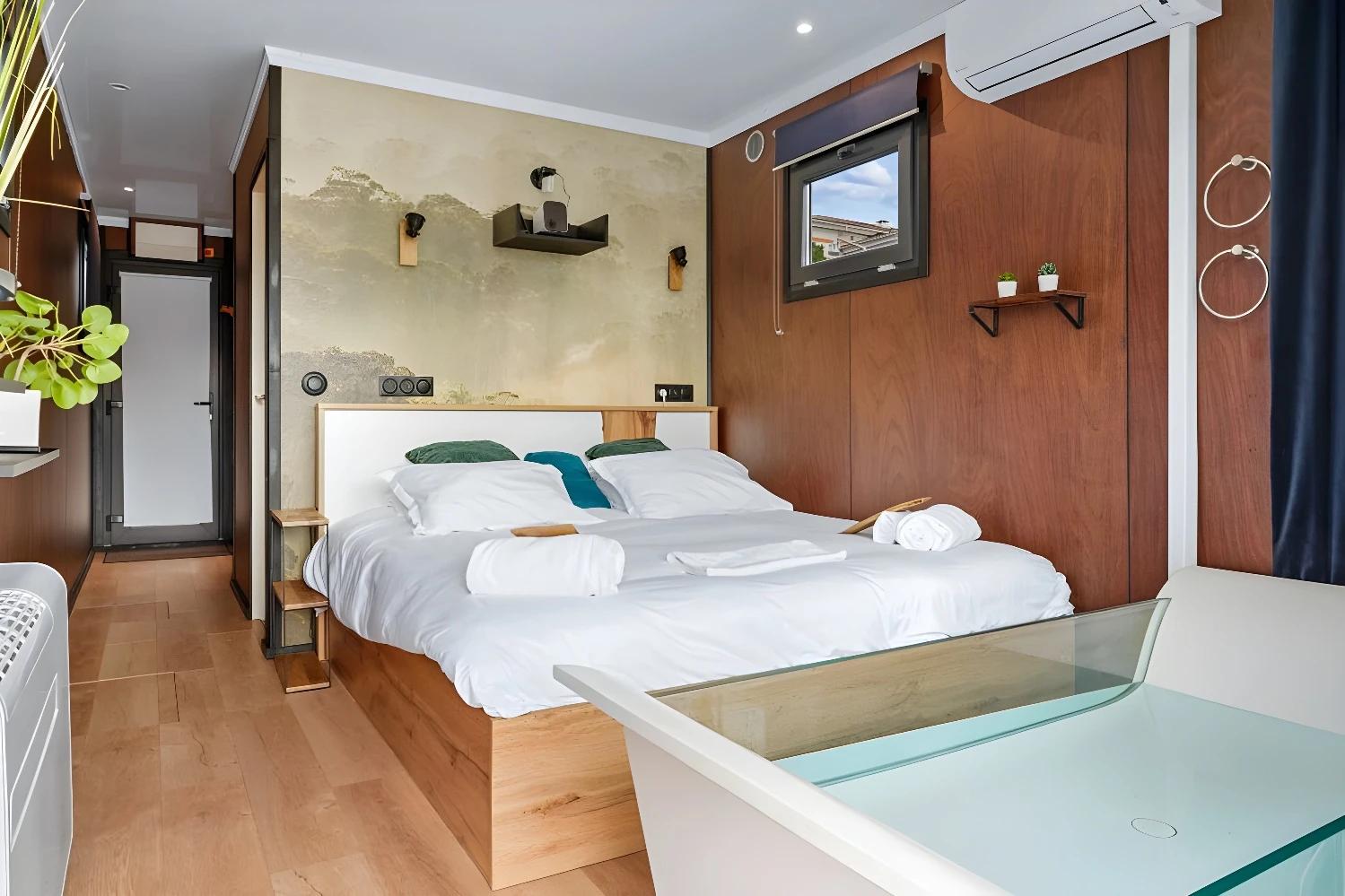 Chambre moderne avec lit confortable à L'Escale Royale Fréjus