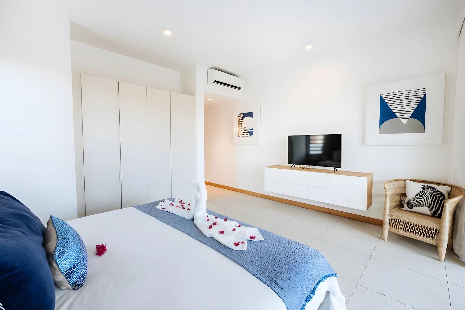 Chambre moderne et lumineuse à Mythic Suites & Villas