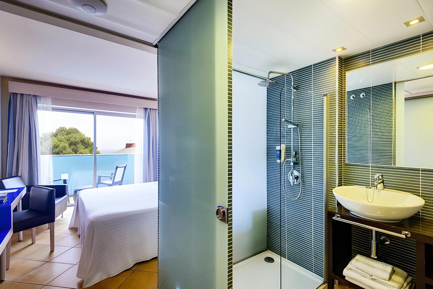Chambre moderne et confortable à l'Ôclub Experience Occidental Minorque avec un lit double.
