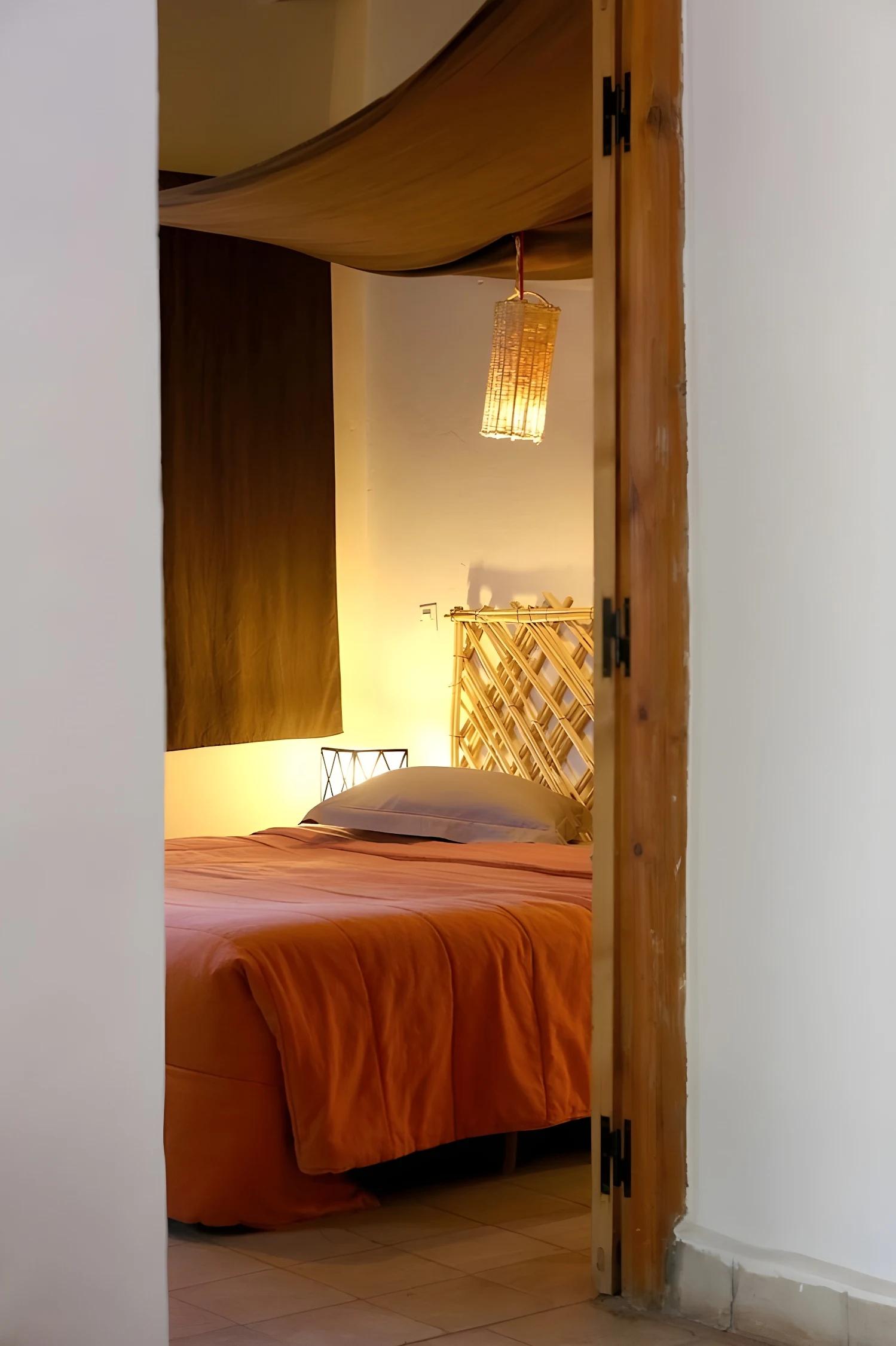 Chambre avec décoration orange à La Ferme Berbère