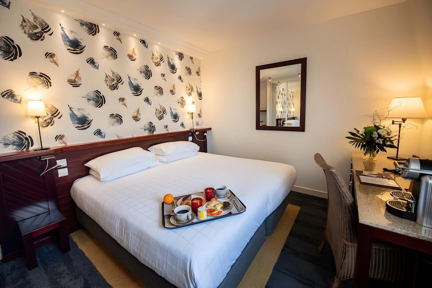 Chambre avec petit-déjeuner servi à l'hôtel La Villefromoy.