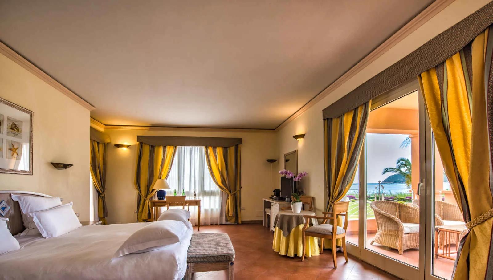 Chambre spacieuse au Pullman Timi Ama Sardegna avec vue sur la terrasse