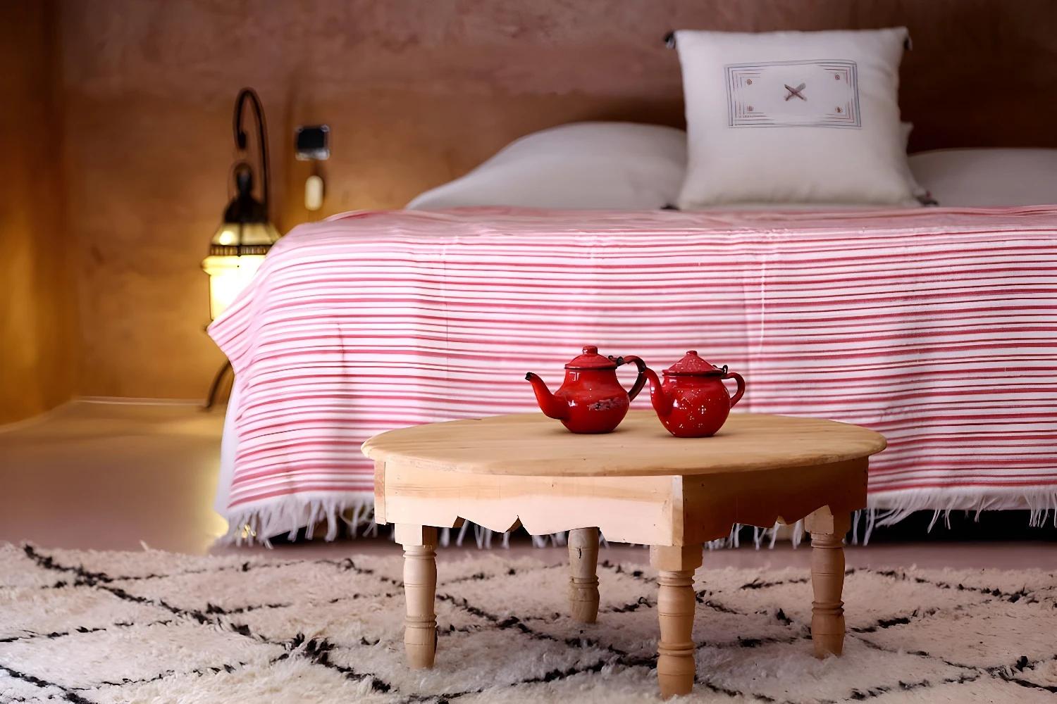 Chambre avec décoration rouge et théière à La Ferme Berbère