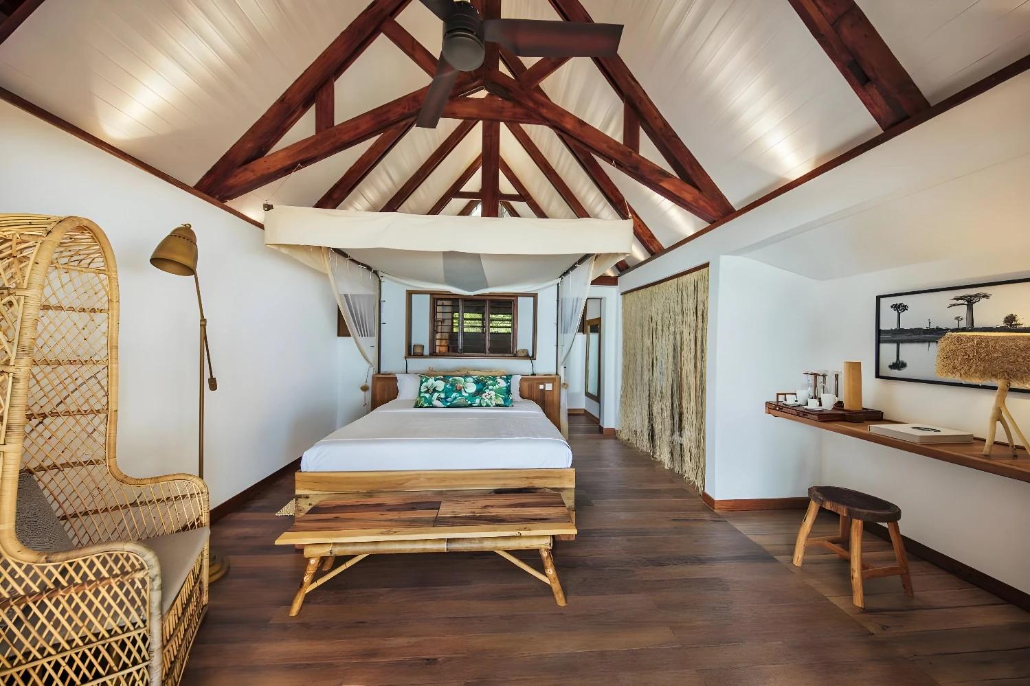 Chambre spacieuse avec toit en bois à Constance Tsarabanjina Madagascar.