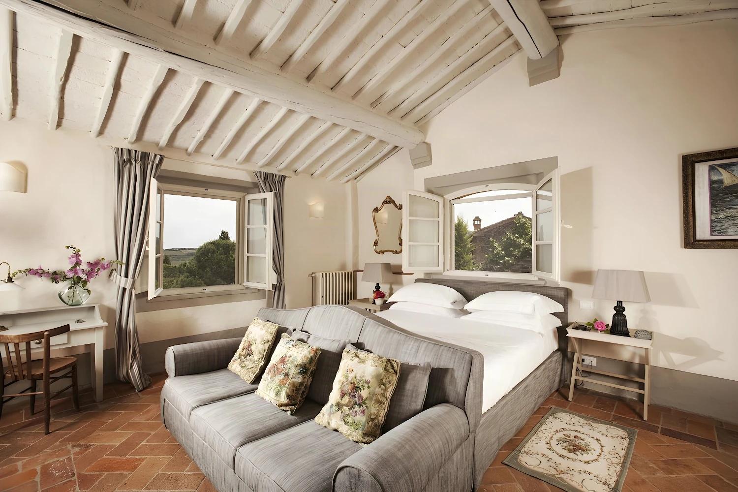Chambre spacieuse à Lupaia avec canapé et vue sur la nature