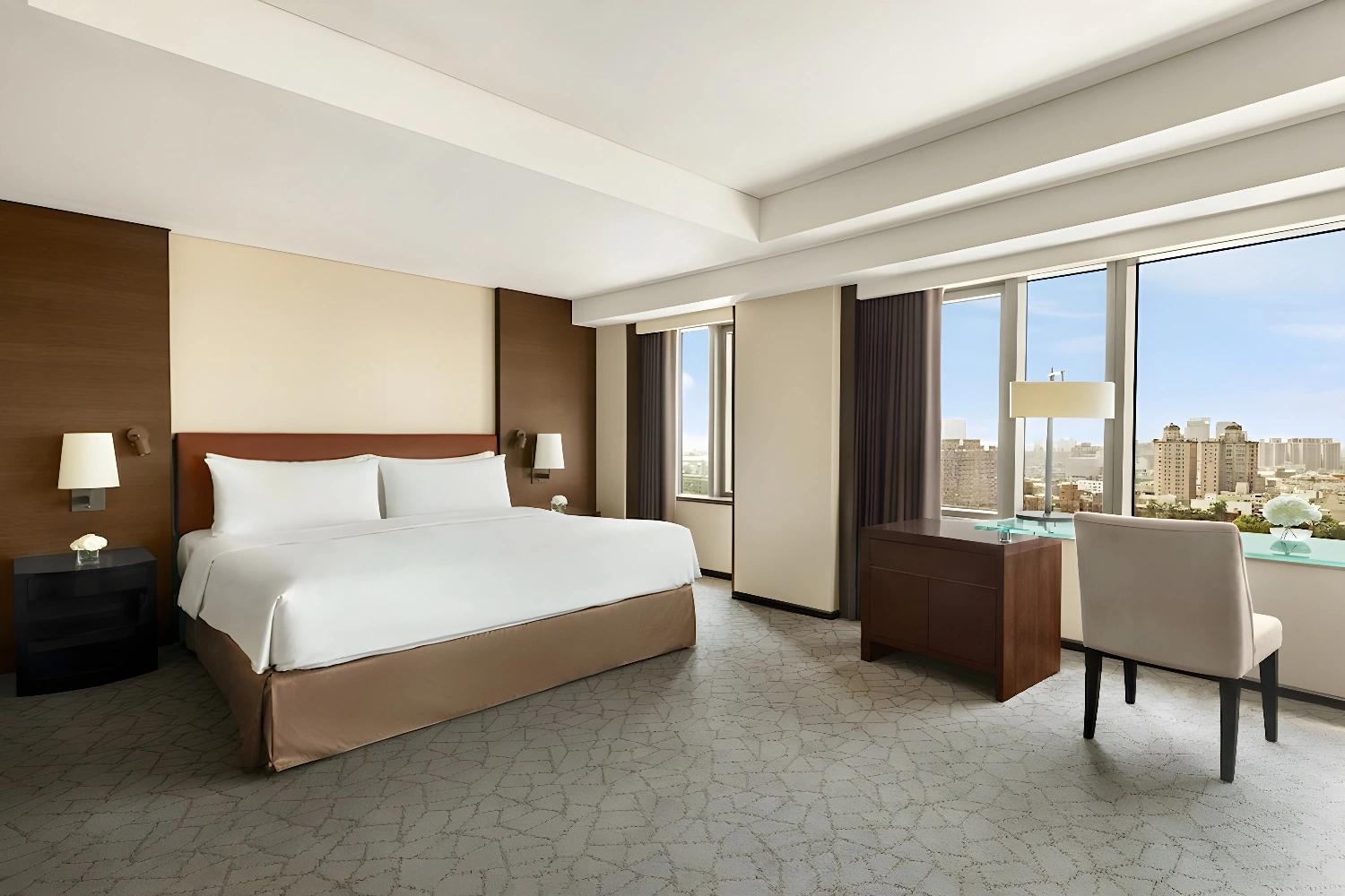 Chambre spacieuse avec vue sur la ville au Shangri-La's Far Eastern Plaza Hotel Tainan