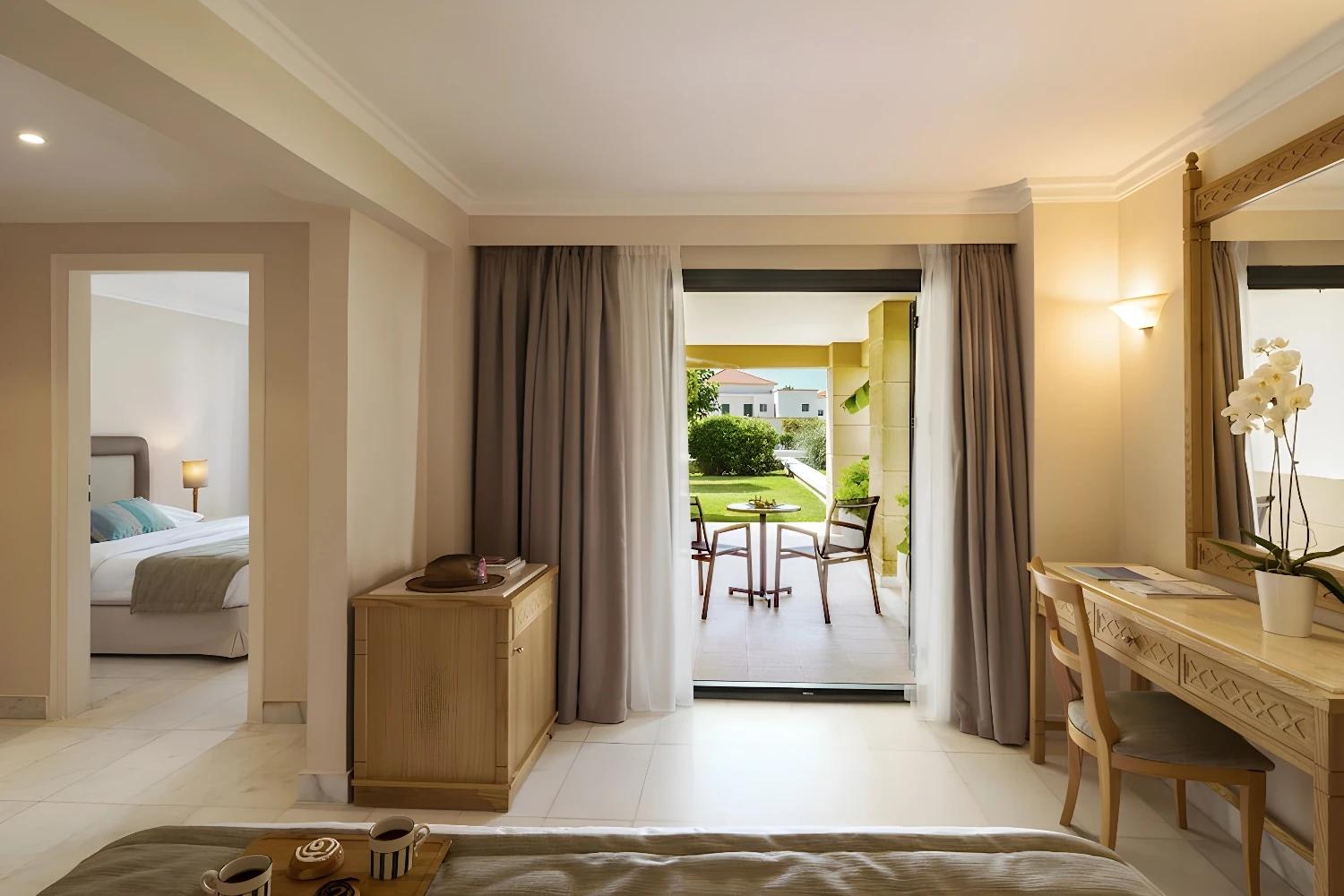 Chambre avec terrasse au Mitsis Rodos Maris Resort & Spa