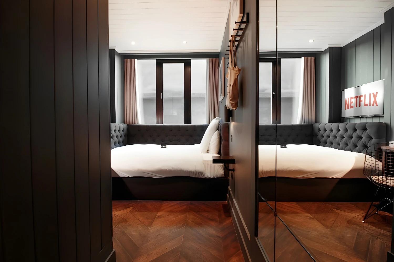 Chambre élégante avec lit double au The Dean Hotel