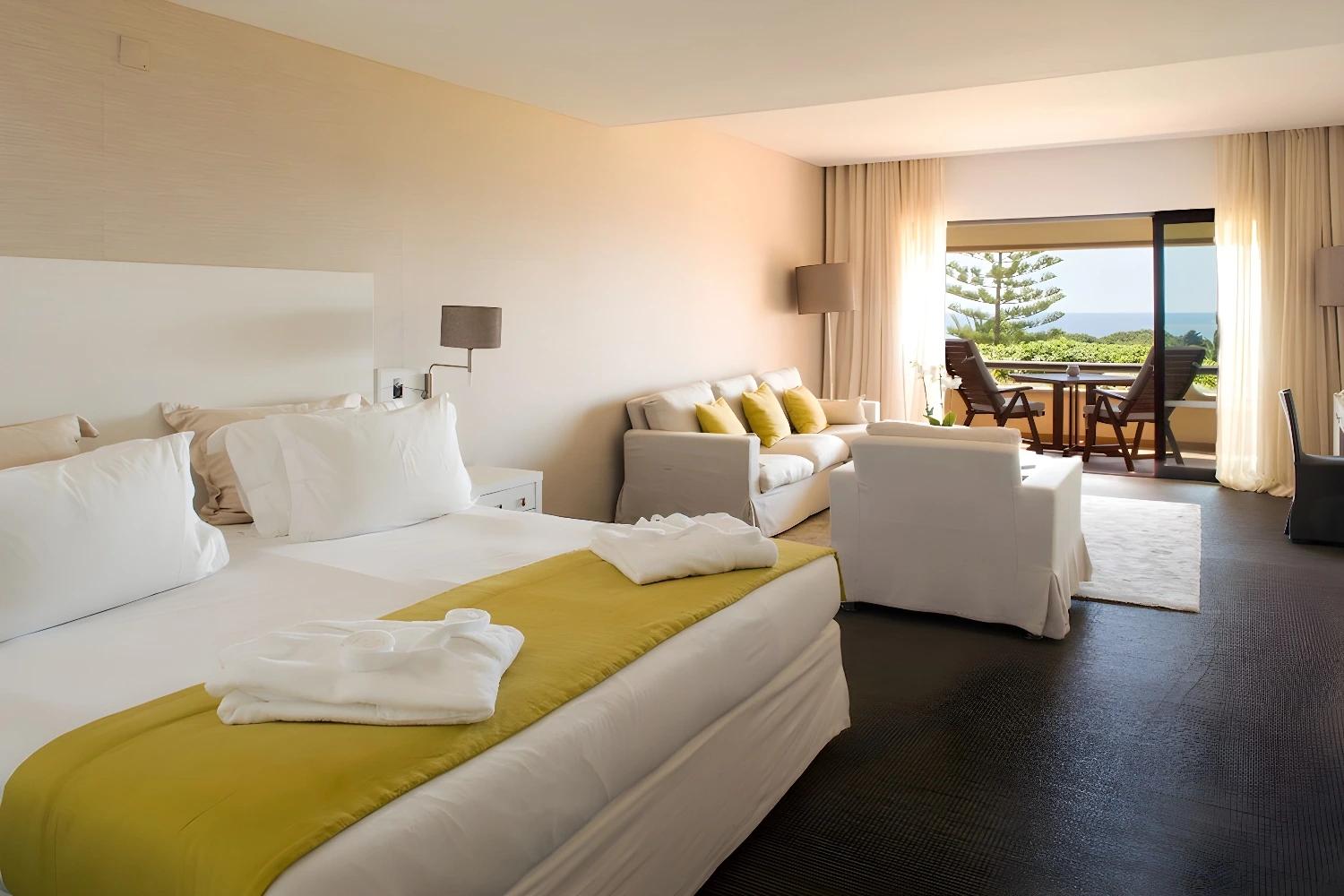Chambre spacieuse et lumineuse du Vilalara Thalassa Resort.