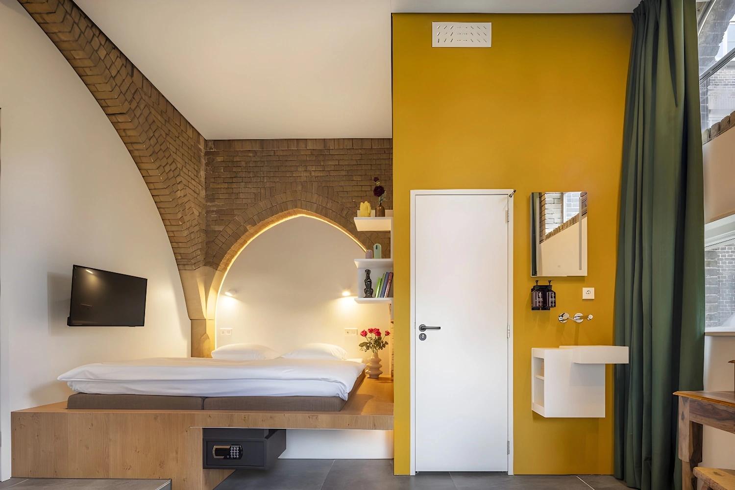 Chambre avec voûte en briques au Bunk Hotel Amsterdam.