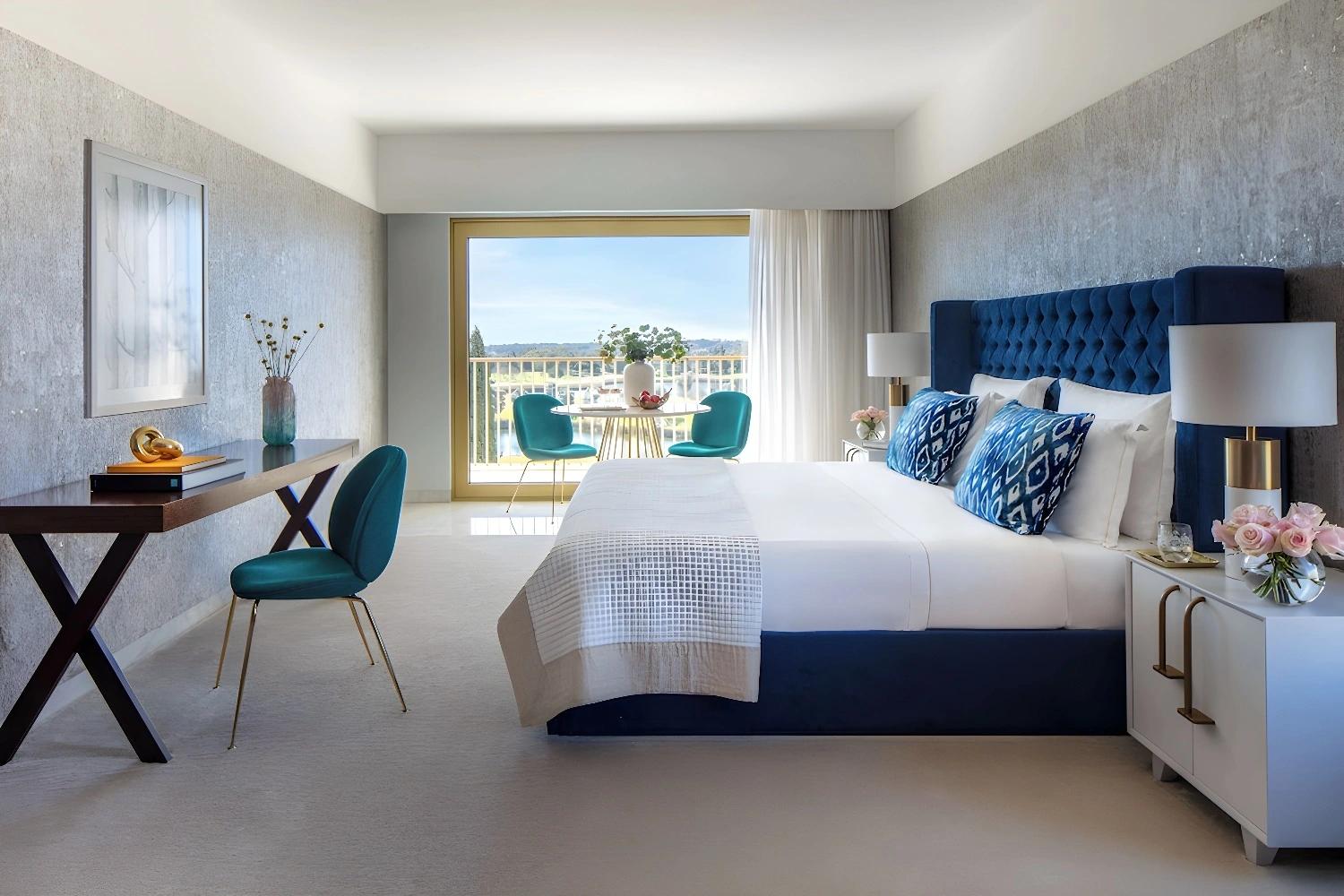 Chambre élégante avec vue sur le balcon à l'Anantara Vilamoura Resort.