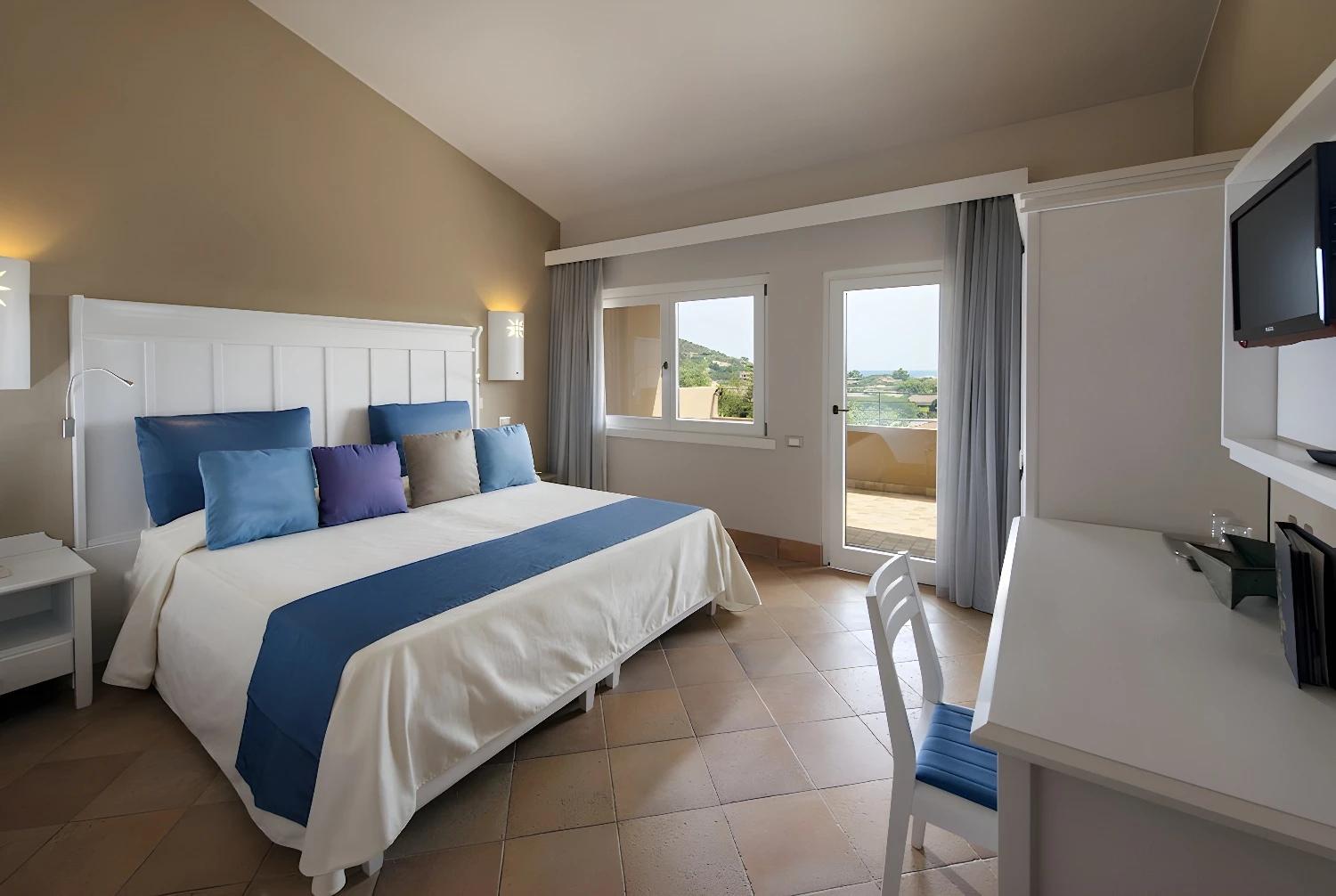Chambre élégante avec vue sur le jardin au Chia Laguna - The Village.