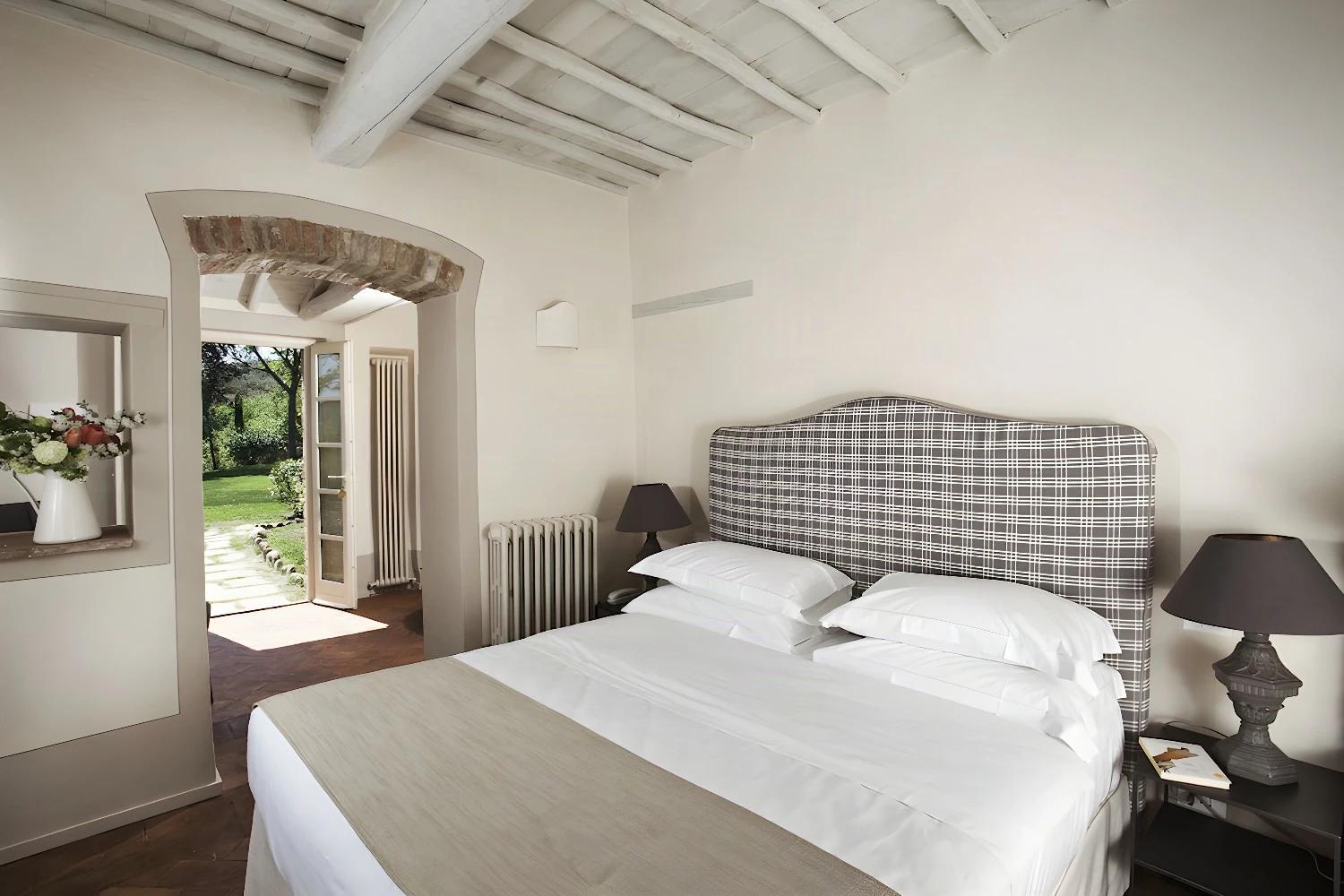 Chambre à Lupaia avec vue sur le jardin et décoration raffinée