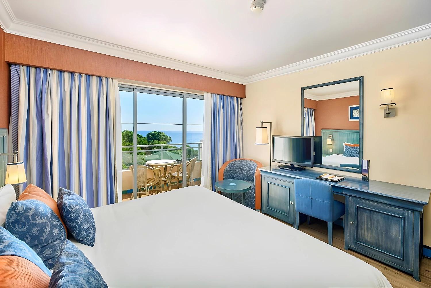 Chambre lumineuse avec vue sur la mer au Bluesun Afrodita Hotel