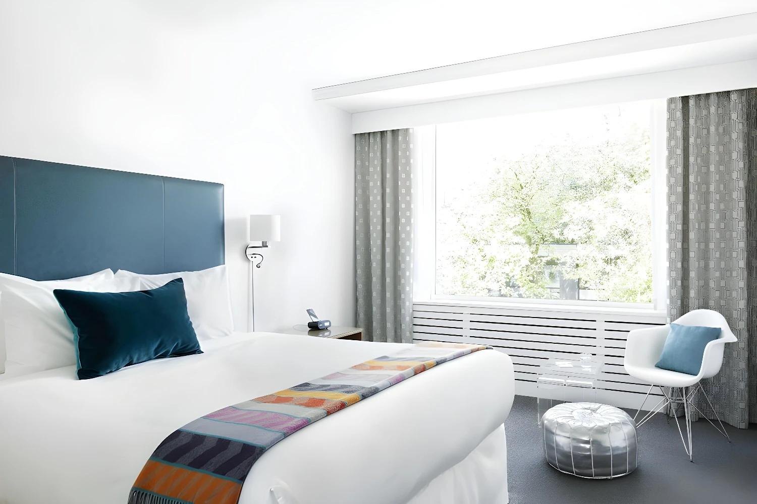 Chambre avec grande fenêtre et vue sur la nature à l'hôtel The Burrard.