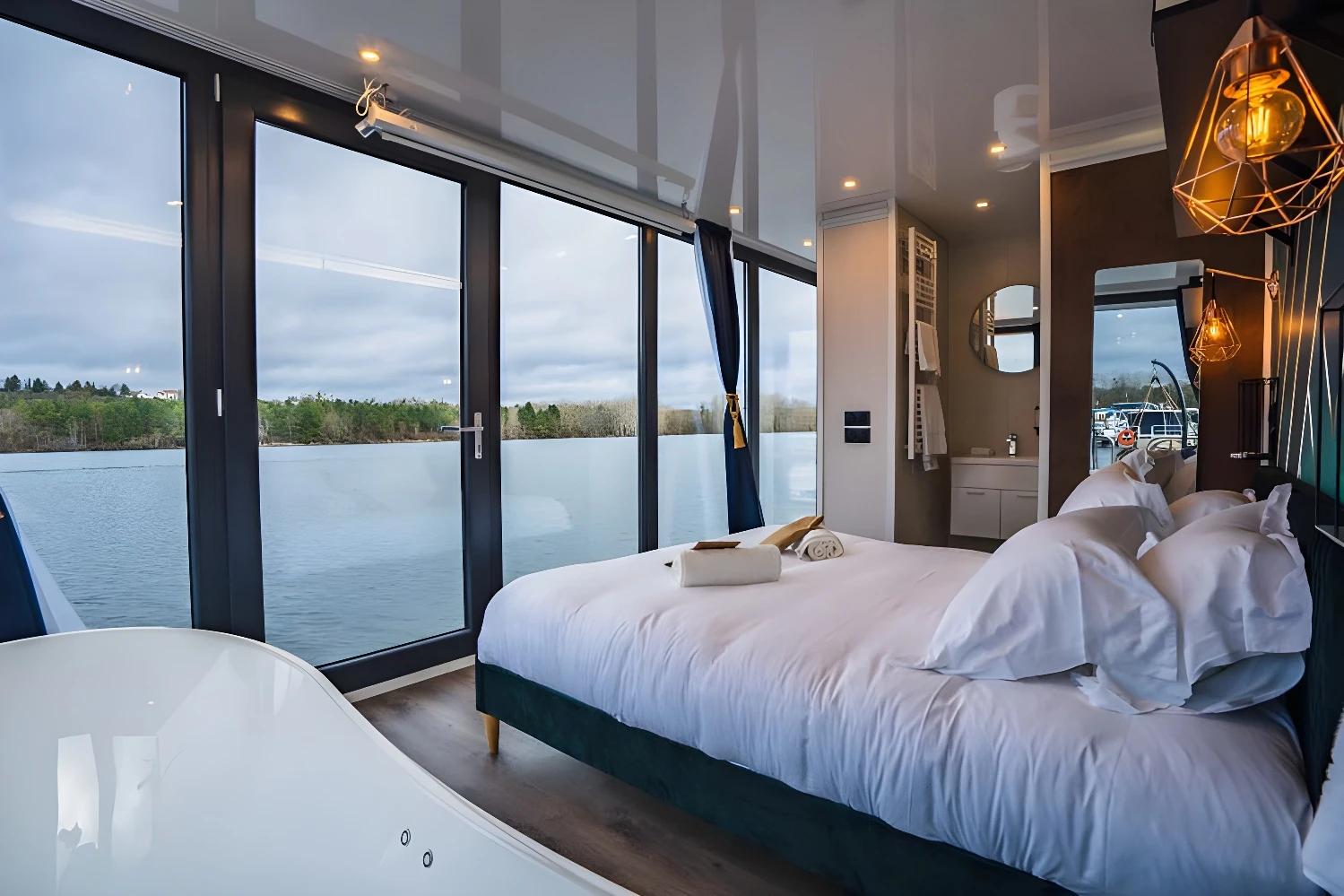 Chambre avec vue panoramique sur l'eau à L'Escale Royale Port Ilon.