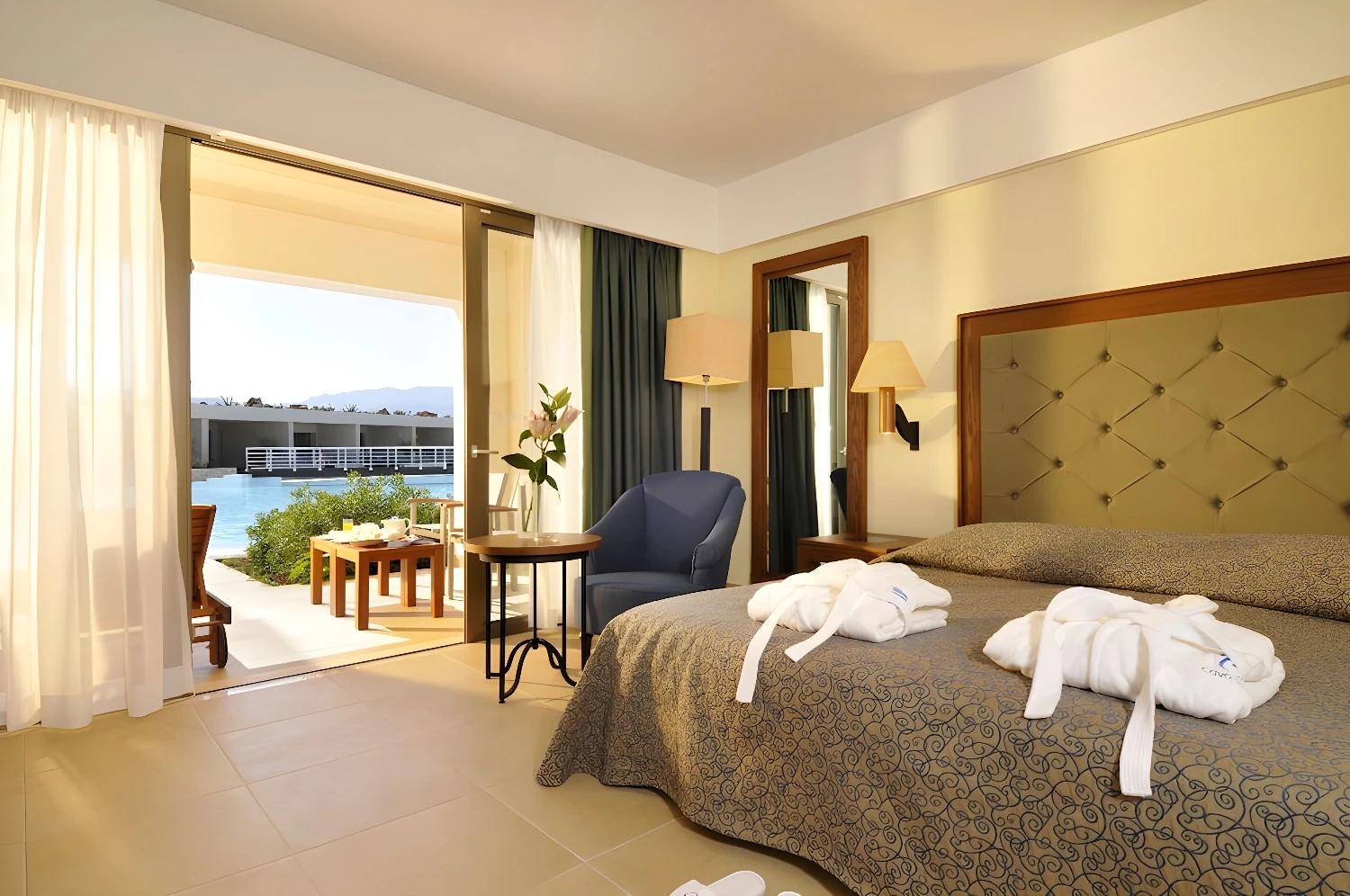 Chambre élégante avec vue sur la piscine au Cavo Spada Luxury Sports & Leisure Resort & Spa