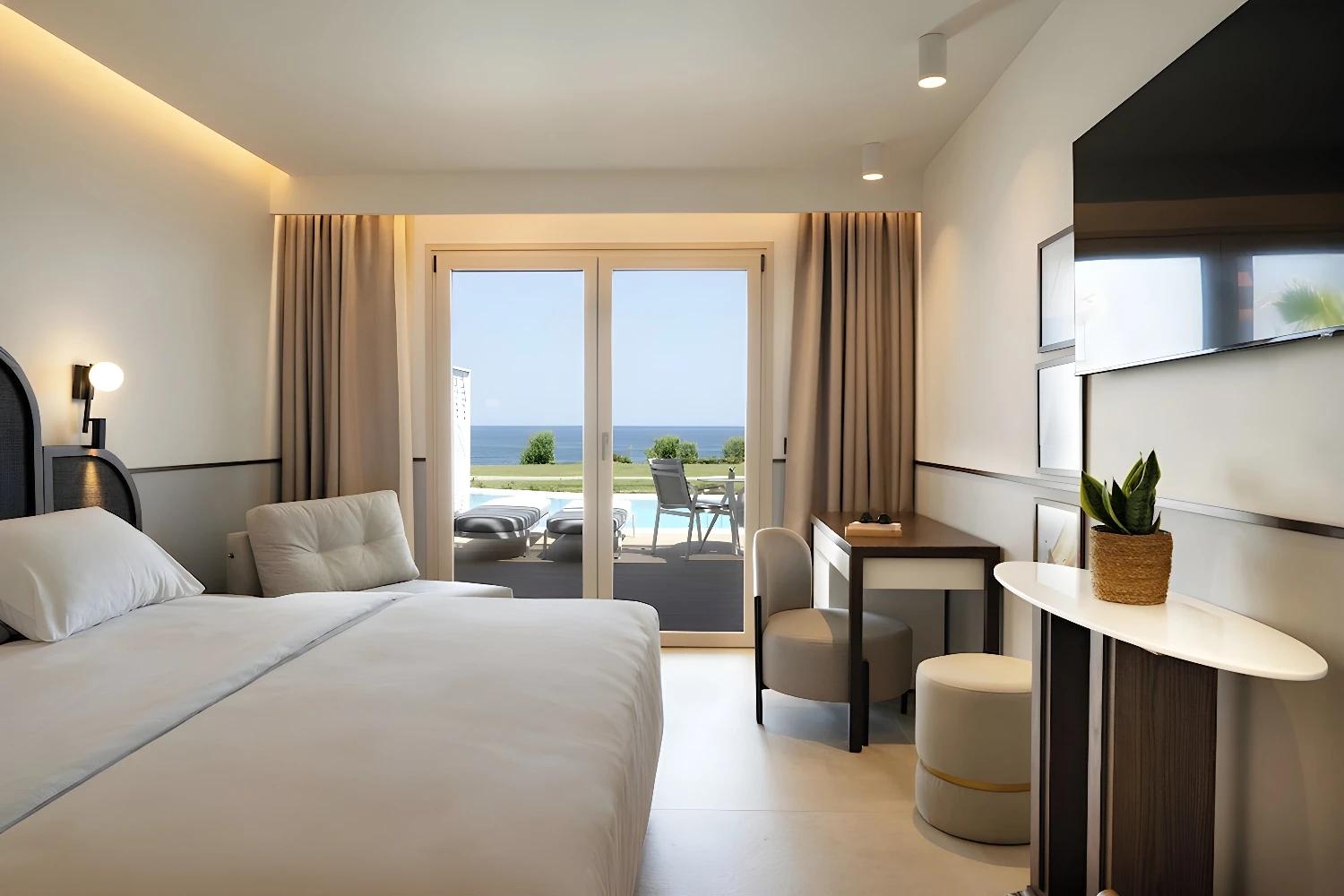 Chambre moderne avec vue sur la piscine à l'Iberostar Creta Marine
