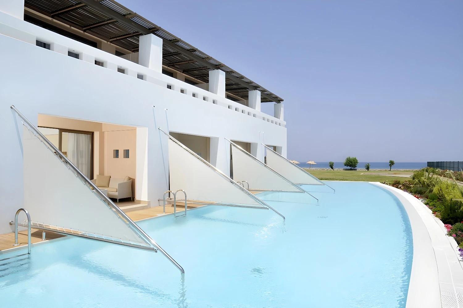 Chambres avec accès direct à la piscine au Cavo Spada Luxury Sports & Leisure Resort & Spa