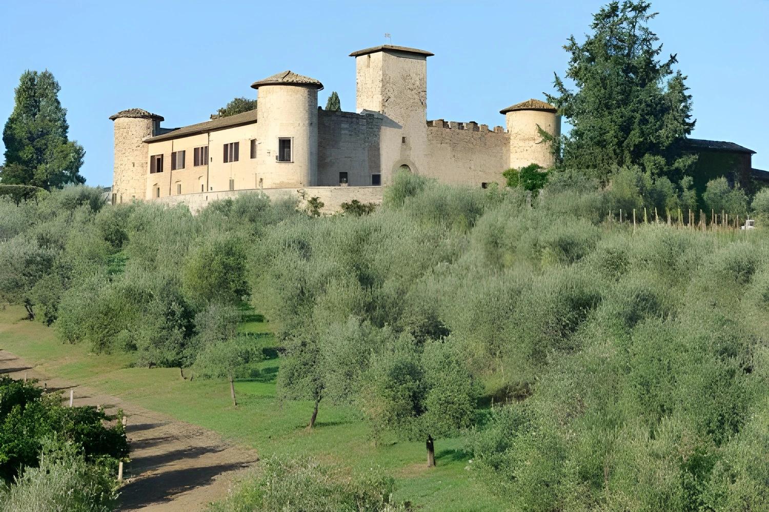 Château historique du Castello di Gabbiano avec oliveraies.