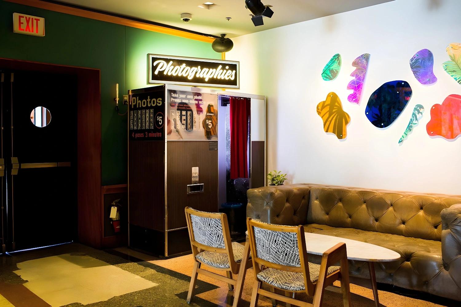 Coin salon confortable à The Drake