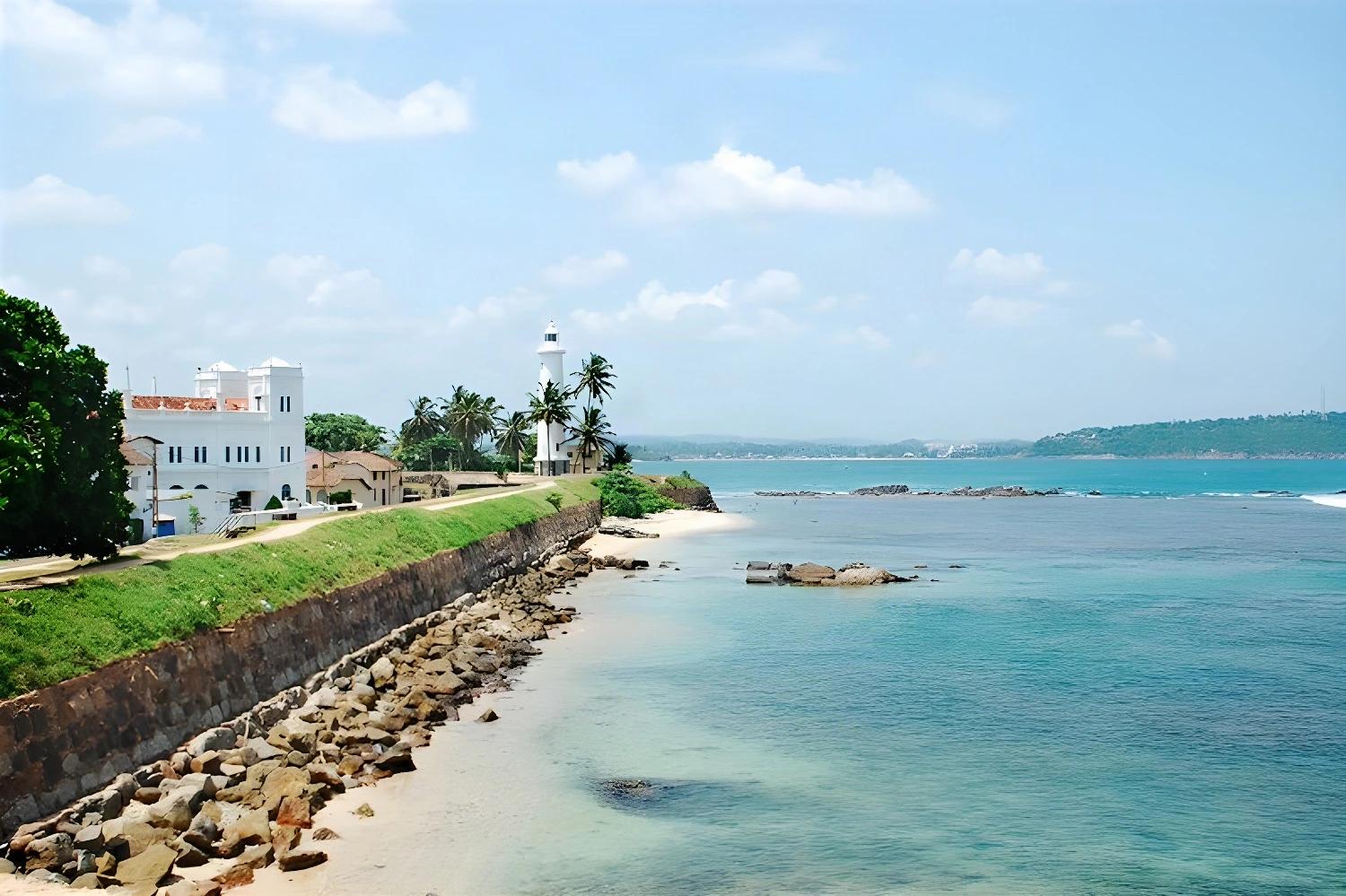 Vue de la côte et du phare de Galle au Sri Lanka, illustrant les beautés côtières de One Two Sri... Lanka !